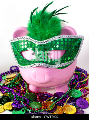 Mardi Gras piggy pank sur un tas de perles et pièces Mardi Gras Banque D'Images