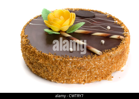 Gâteau au chocolat décoré de flower isolated on white Banque D'Images