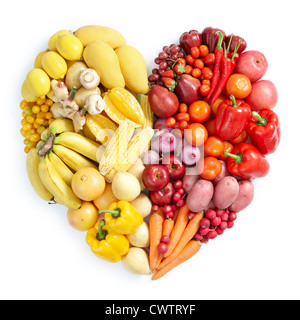 Forme de coeur forme par divers types de légumes et de fruits en jaune et rouge Banque D'Images