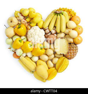 Forme de coeur forme par divers types de fruits et légumes de couleur jaune Banque D'Images