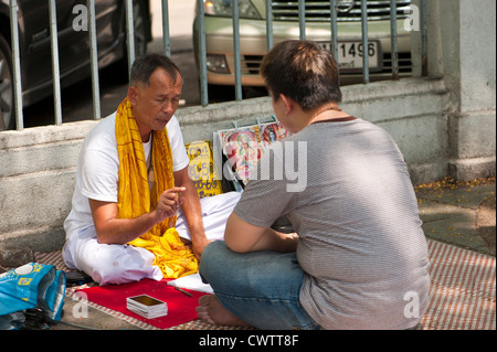 Thai man ayant dit sa fortune dans la rue Banque D'Images