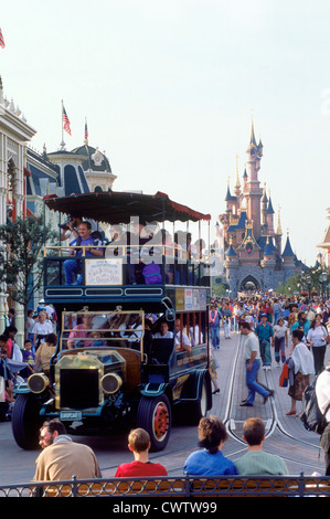 Le château avec des boutiques de la rue principale, des manèges et des personnes en cours de journée à Euro Disneyland Euro Disney Resort en dehors de Paris Banque D'Images