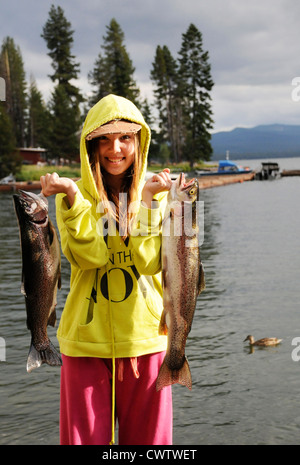 13 ans, fille, montrant l 5 lb. et 3 lb. de la truite elle pris à Diamond Lake dans l'Oregon Banque D'Images
