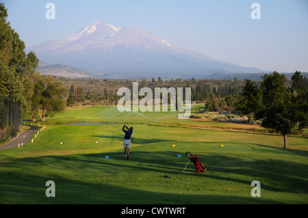 Partiront en bas à Mount Shasta fairway à la PIC à Lake Shastina Golf Resort en Californie du Nord Banque D'Images