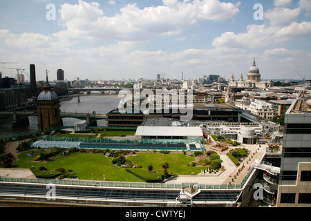 Vue sur l'horizon de la ville de Londres à l'ouest en direction de la Cathédrale St Paul et jusqu'à la rivière Thames, London, UK Banque D'Images