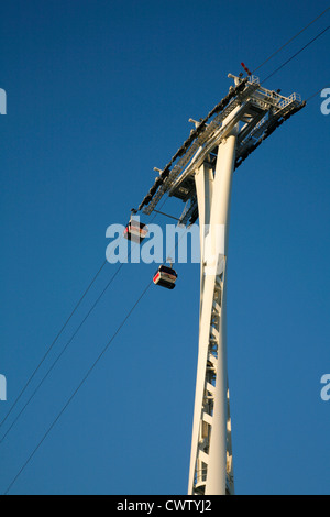 Téléphérique Emirates Air Line fonctionnant sur la Tamise à partir de North Greenwich à Royal Victoria Dock, London, UK Banque D'Images