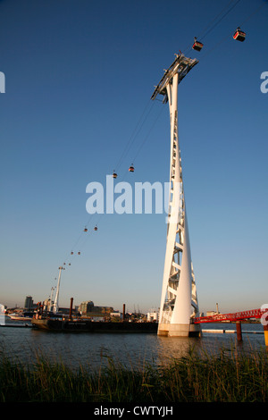 Téléphérique Emirates Air Line fonctionnant sur la Tamise à partir de North Greenwich à Royal Victoria Dock, London, UK Banque D'Images