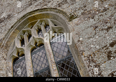 La fenêtre de l'église du vieux village. Banque D'Images