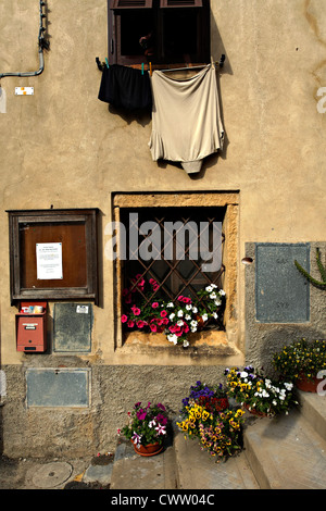 L'architecture toscane avec lave-pendaison de la ligne, Montescudaio Toscane Italie Banque D'Images