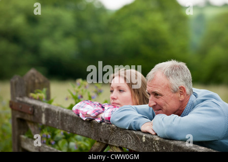 Père et fille sur clôture en bois Banque D'Images