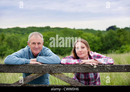 Père et fille sur clôture en bois Banque D'Images