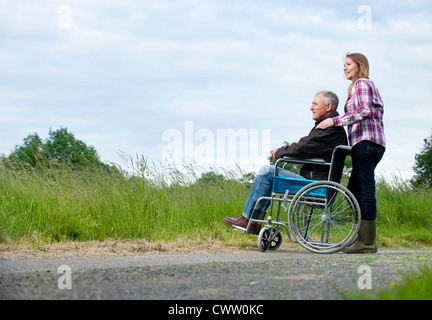 Woman père en fauteuil roulant Banque D'Images