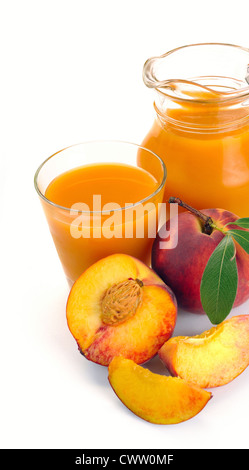 Jus de pêche dans une cruche et un verre de fruits Banque D'Images