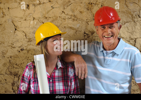 Les travailleurs de la construction rire ensemble Banque D'Images