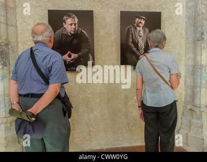 Perpignan, France, couple Senior touristes en visite à l'intérieur des expositions, au Visa pour l'image, Festival international de photographie de photojournaliste, seniors adultes Banque D'Images