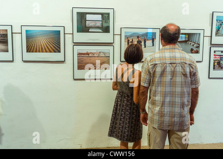 Perpignan, France, couple de touristes à la recherche, visitant des expositions à l'intérieur, à Visa pour l'image, admirant l'art Festival International de la photographie photojournaliste, les gens regardant l'art en galerie Banque D'Images