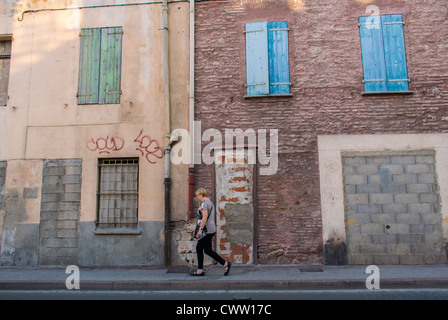 Perpignan, France, façades de magasins anciens, Sud de la France, quartier gitan, bâtiments abandonnés, scènes de rue, quartier à faible revenu, pauvreté urbaine Banque D'Images