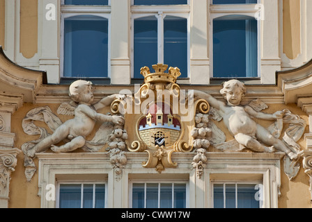 Cartouche avec les armoiries de Prague au bâtiment Art Nouveau du ministère du Commerce à la place de la Vieille Ville à Prague, République Tchèque Banque D'Images