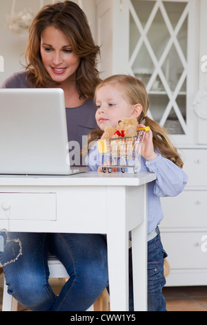 Mère et fille using laptop Banque D'Images