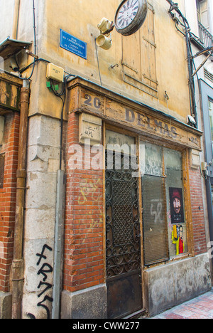 Perpignan, France, vieux magasin français en bois détail de façade, fermé affaires, quartier français vintage, ancienne boutique française Banque D'Images