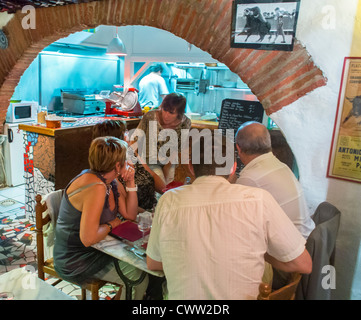 Perpignan, France, petits groupes, commande de repas en Catalogne Bistro, café, intérieur du restaurant, serveur bistrot Banque D'Images