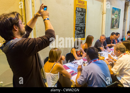 Perpignan, France, gens de foule, les femmes dînant, partager des boissons au Catalan/Spanish Bistro, café, Restaurant sur la terrasse de rue le soir Banque D'Images