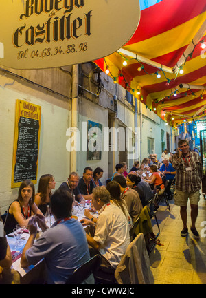 Perpignan, France, les gens, le partage des repas en espagnol Bodego, Bistro, café, restaurant terrasse sur rue la nuit Banque D'Images