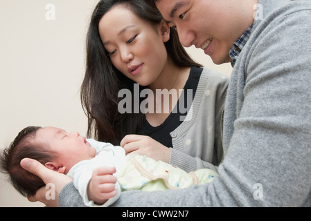 Les parents holding sleeping baby Banque D'Images