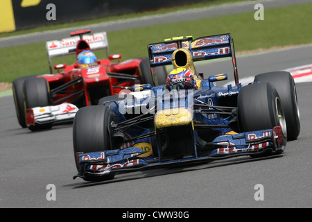 Mark Webber (Red Bull Racing) conduit Fernando Alonso (Ferrari), action, Grand Prix de Grande-Bretagne, Silverstone UK. La formule 1, F1 Banque D'Images