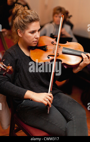 Joueur de violon pratiquant avec group Banque D'Images