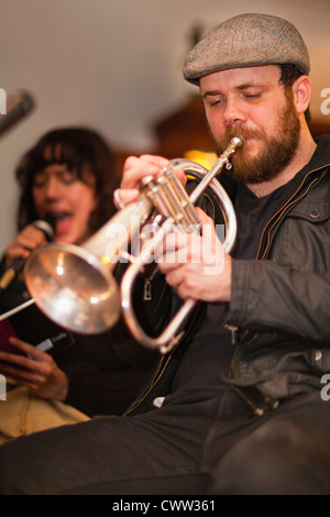 Trumpet player pratiquant avec band Banque D'Images