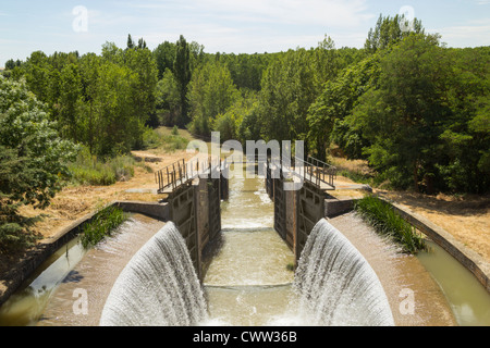 D'écluses sur le Canal de Castilla à Calahorra de Ribas, Palencia, province de Castille-León,, Espagne. Banque D'Images