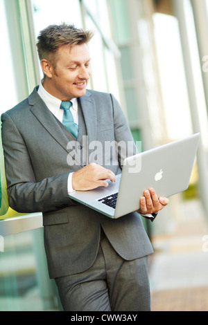 Businessman using laptop Banque D'Images