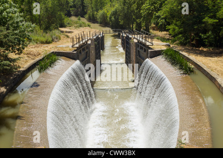 D'écluses sur le Canal de Castilla à Calahorra de Ribas, Palencia, province de Castille-León,, Espagne. Banque D'Images