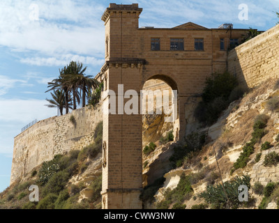 Ascenseur dans la tour du bord de l'eau à l'ancien hôpital naval Bighi en Kalkara Creek, île de Malte, mer Méditerranée Banque D'Images