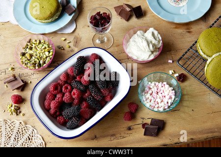 Les petits fruits, chocolat, au lait et noix Banque D'Images