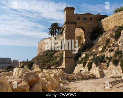 Ascenseur dans la tour du bord de l'eau à l'ancien hôpital naval Bighi en Kalkara Creek, île de Malte, mer Méditerranée Banque D'Images