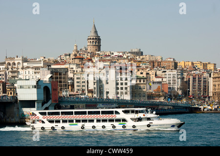 La Turquie, Istanbul, Beyoglu, Blick auf und den Galataturm Karaköy. Banque D'Images