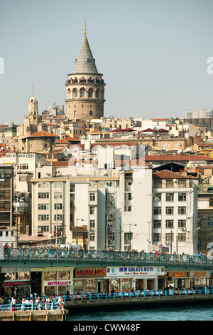 La Turquie, Istanbul, Beyoglu, Blick auf die Galatabrücke und den Galataturm, Karaköy. Banque D'Images