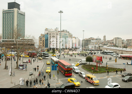 La Turquie, Istanbul, Beyoglu, Taksim-Platz Verkehrsknotenpunkt, im europäischen Teil Istanbuls mit dem Denkmal der Republik. Banque D'Images