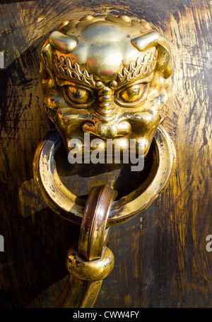 Tête de Lion poignée décorative d'urne en bronze antique Chinois, la Cité Interdite, Pékin, Chine Banque D'Images