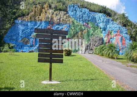 Murale de la Préhistoire, Vive La Aventura, Valle de Vinales, Valle de Vieales Valley, Pinar del Rio, Cuba Banque D'Images