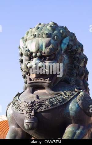 Statue de bronze lion chinois - gardien de la Cité Interdite, Beijing Chine Banque D'Images