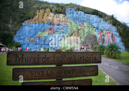 Murale de la Préhistoire, Vive La Aventura, Valle de Vinales, Valle de Vieales Valley, Pinar del Rio, Cuba Banque D'Images