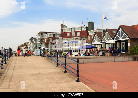 Les gens à l'extérieur manger Hythe Bay restaurant de fruits de mer sur la promenade du front de mer sur la côte sud en été. Hythe Kent Angleterre Royaume-uni Grande-Bretagne Banque D'Images