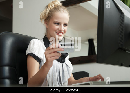 Woman shopping online Banque D'Images