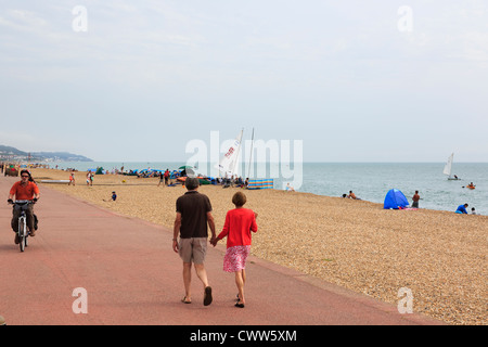 Les gens qui marchent sur la promenade du front de mer à côté de la mer et plage de galets sur la côte sud de Hythe, dans le Kent, Angleterre, Royaume-Uni, Angleterre Banque D'Images