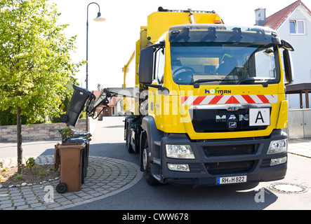 Un seul homme l'exploitation des ordures, Höchstadt Aisch, Allemagne. Banque D'Images