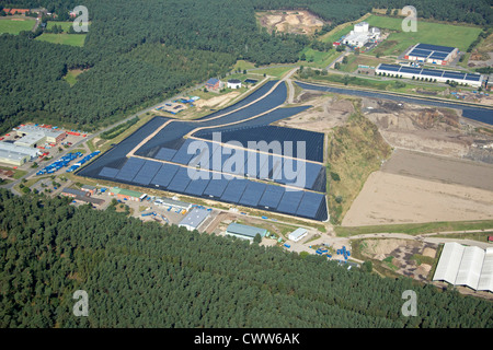 Vue aérienne de la centrale solaire du site d'élimination des déchets dans la région de Bardowick, Basse-Saxe, Allemagne Banque D'Images