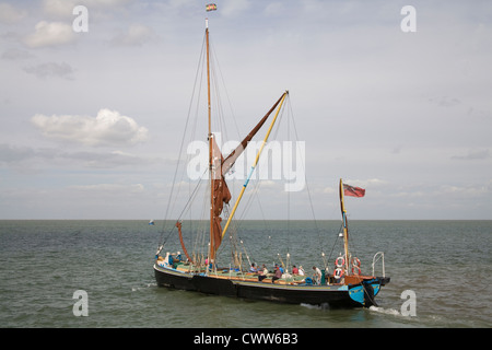 Whitstable Kent England UK Août Greta à Thames barge quitter South Quay avec day trippers à bord Banque D'Images